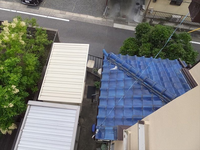 下屋根の周囲にスペースがない